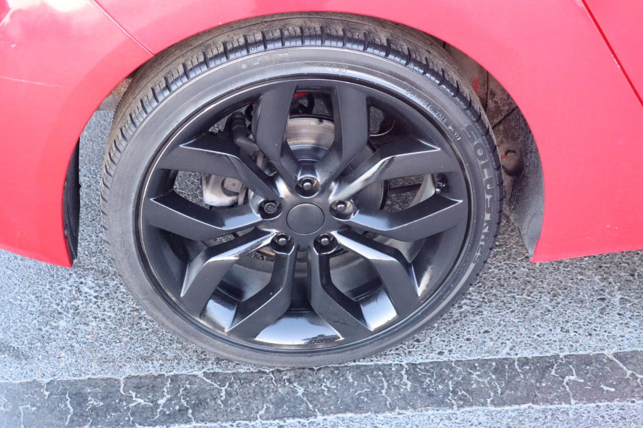 Hyundai Veloster 3dr Cpe Man w/Red Int 2012