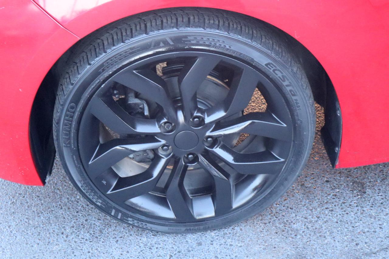 Hyundai Veloster 3dr Cpe Man w/Red Int 2012