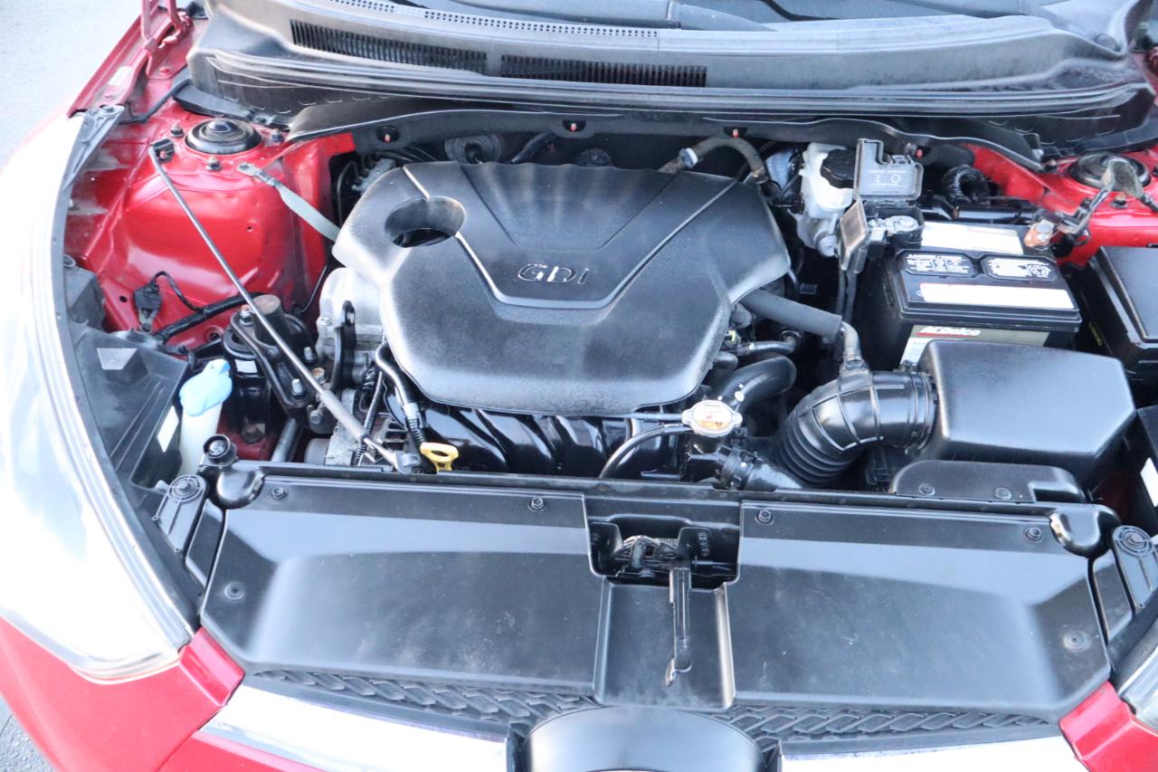 Hyundai Veloster 3dr Cpe Man w/Red Int 2012