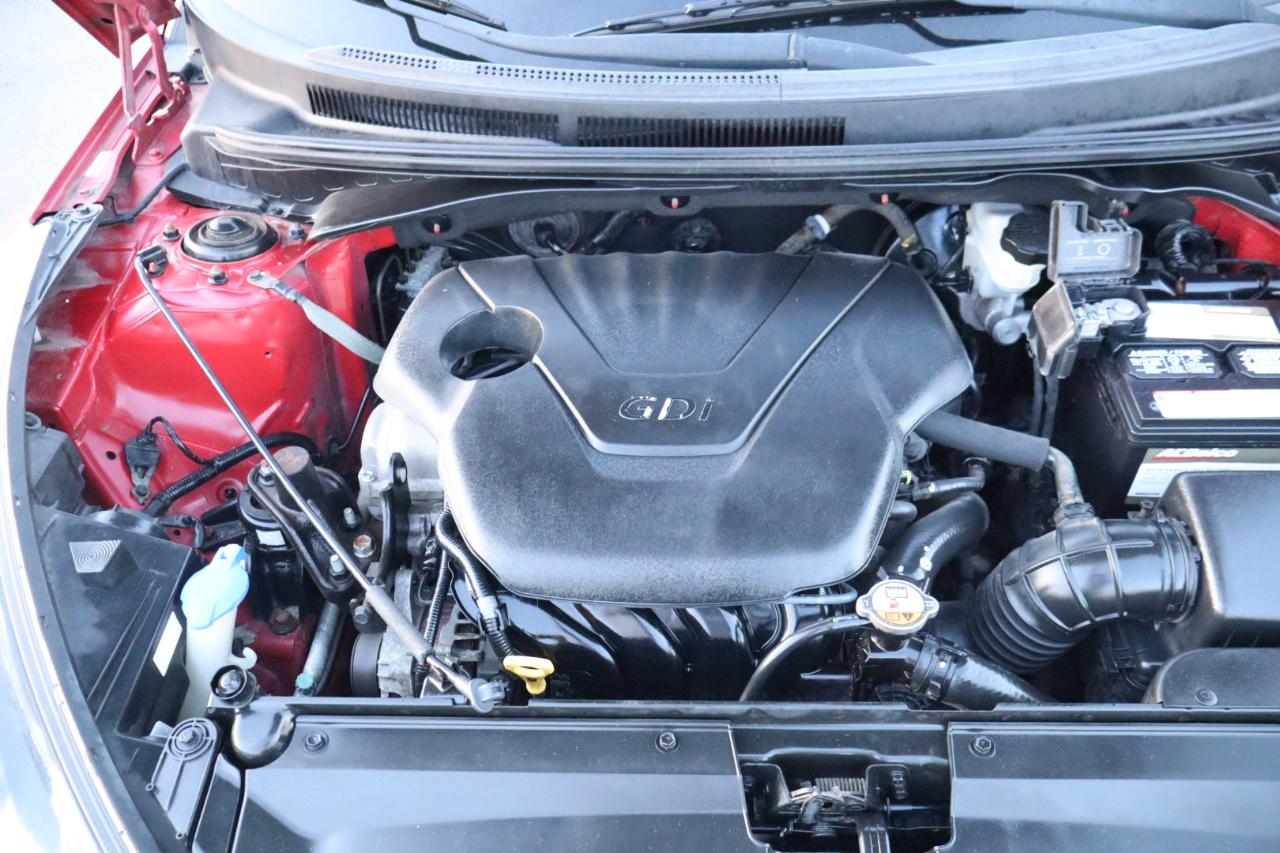Hyundai Veloster 3dr Cpe Man w/Red Int 2012