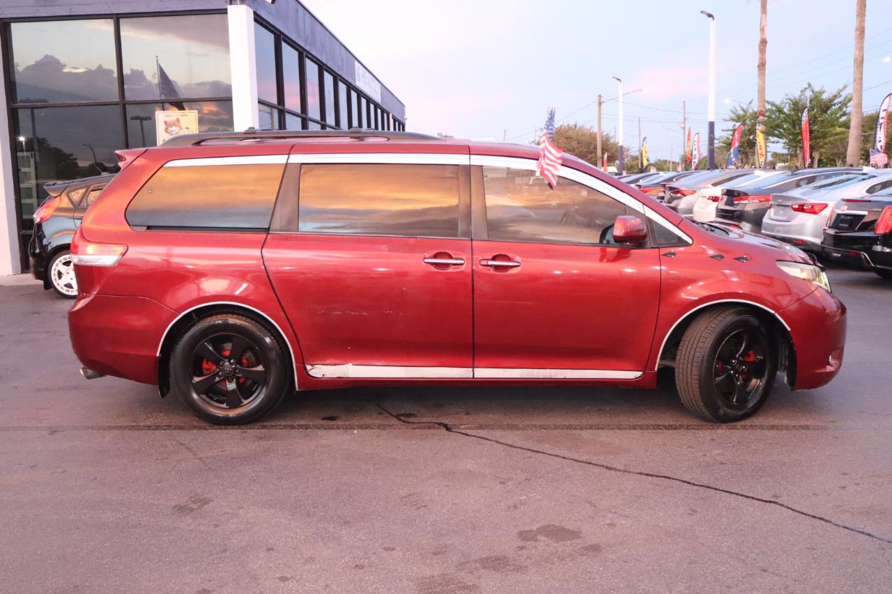 Toyota Sienna 5dr 7-Pass Van V6 XLE AAS FWD (Natl) 2011