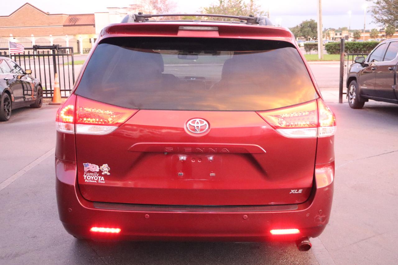 Toyota Sienna 5dr 7-Pass Van V6 XLE AAS FWD (Natl) 2011