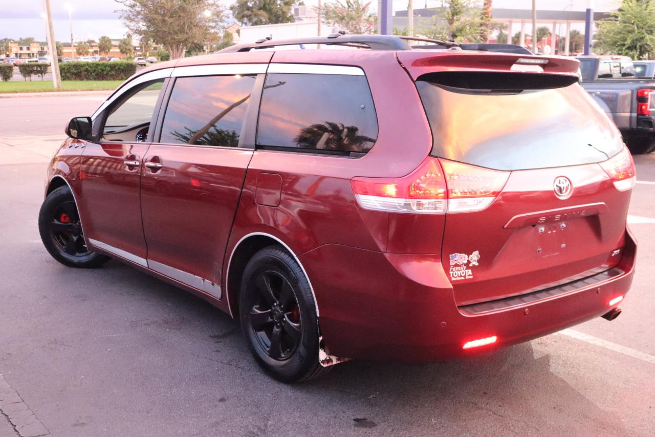 Toyota Sienna 5dr 7-Pass Van V6 XLE AAS FWD (Natl) 2011