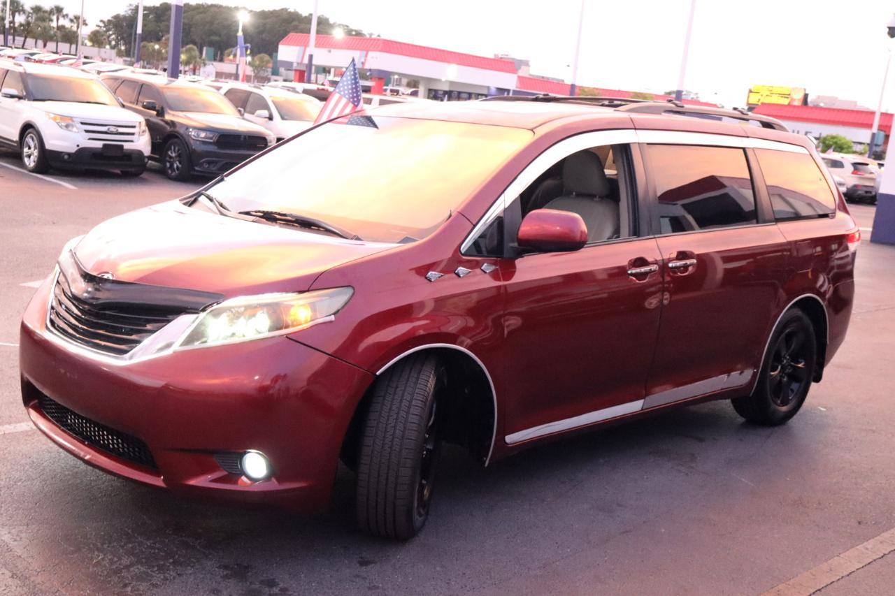 Toyota Sienna 5dr 7-Pass Van V6 XLE AAS FWD (Natl) 2011