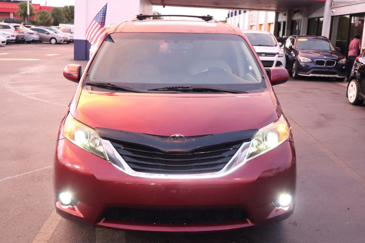 Toyota Sienna 5dr 7-Pass Van V6 XLE AAS FWD (Natl) 2011