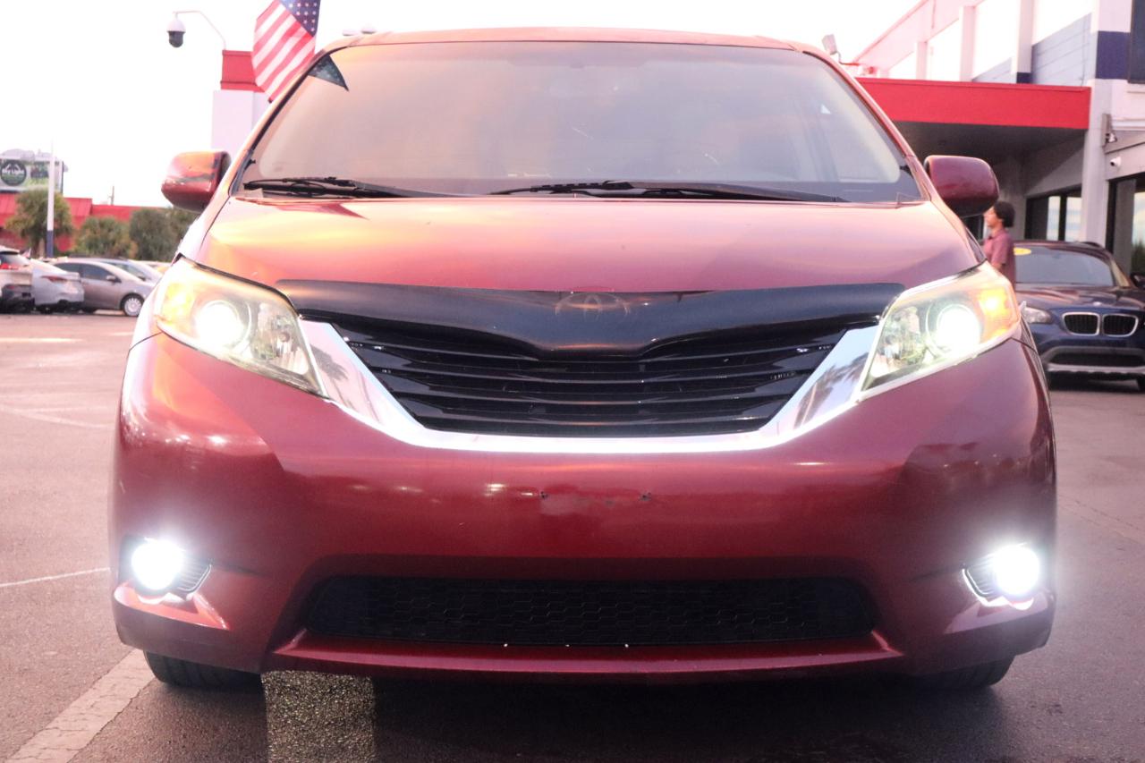 Toyota Sienna 5dr 7-Pass Van V6 XLE AAS FWD (Natl) 2011