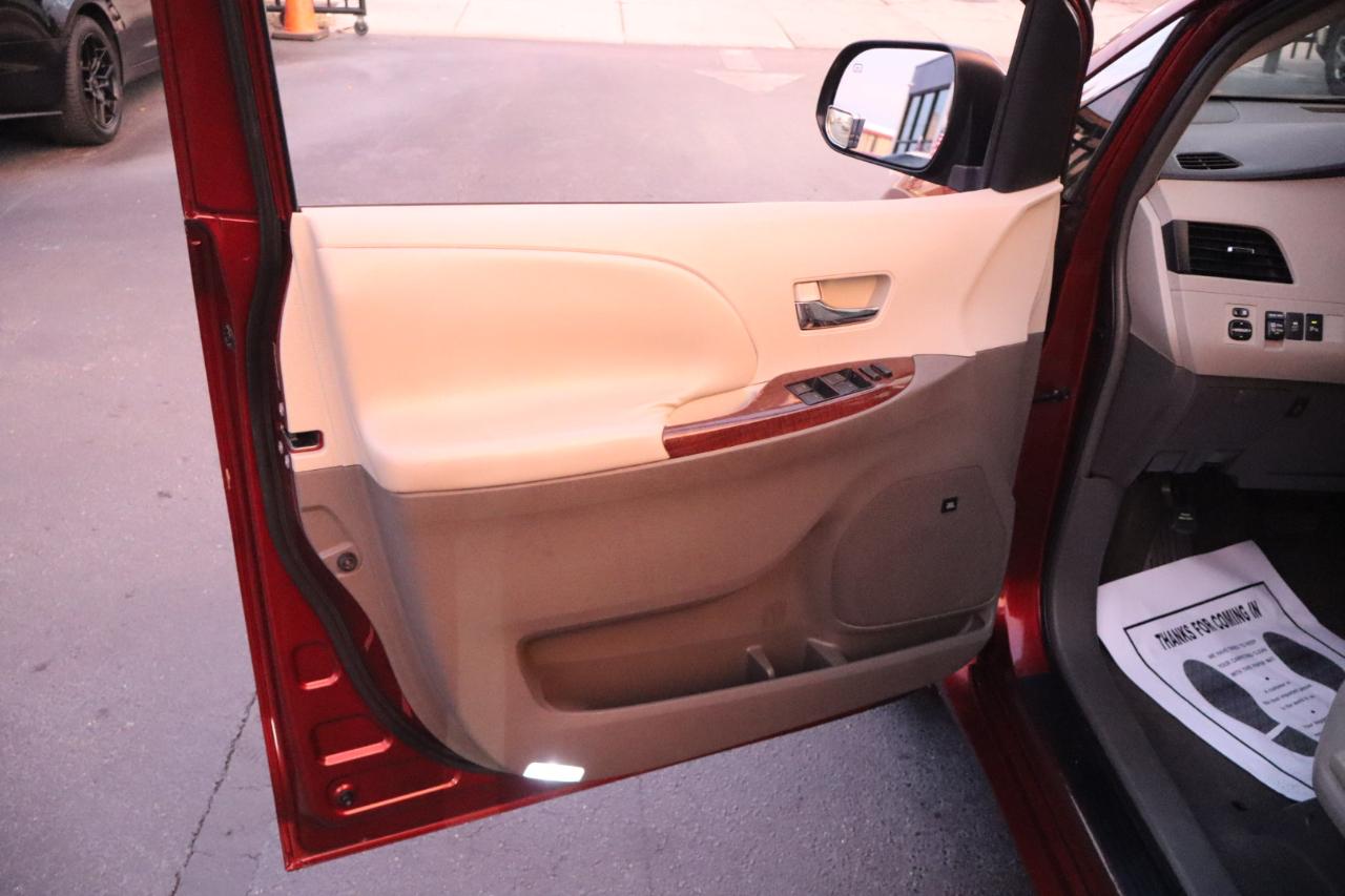 Toyota Sienna 5dr 7-Pass Van V6 XLE AAS FWD (Natl) 2011