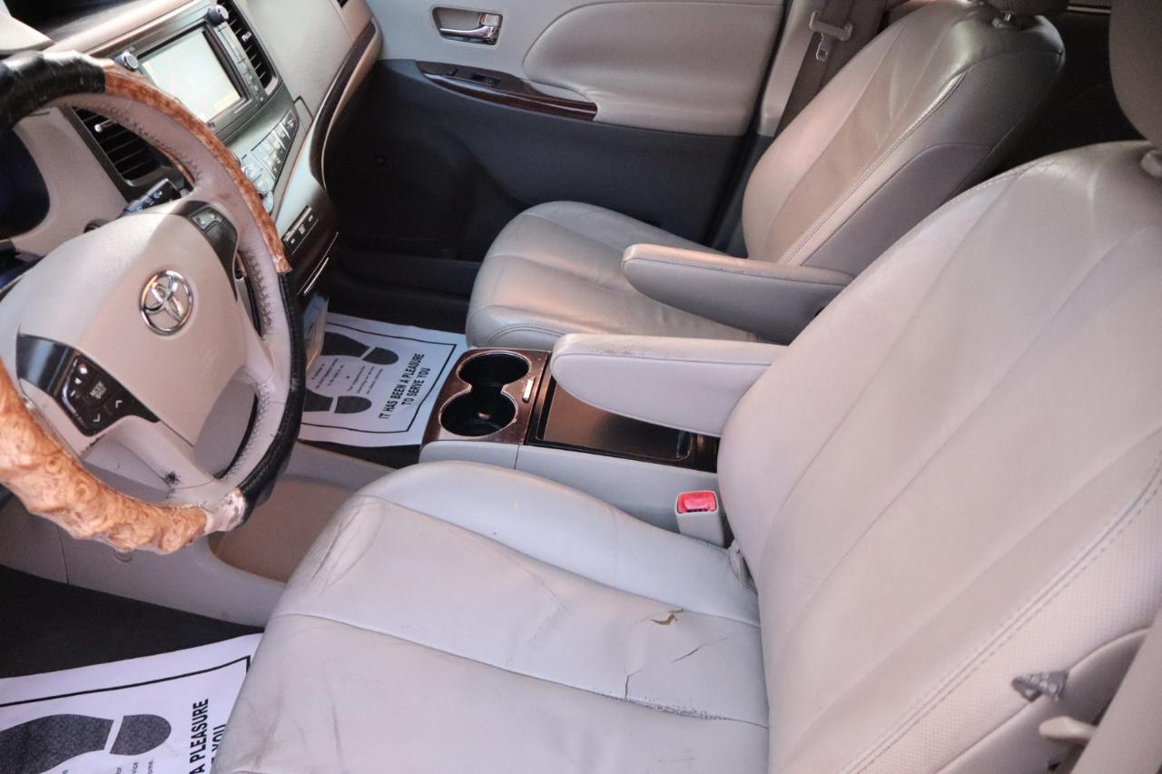 Toyota Sienna 5dr 7-Pass Van V6 XLE AAS FWD (Natl) 2011
