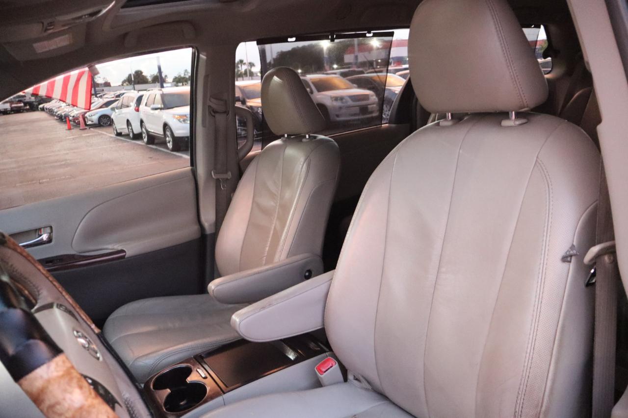 Toyota Sienna 5dr 7-Pass Van V6 XLE AAS FWD (Natl) 2011