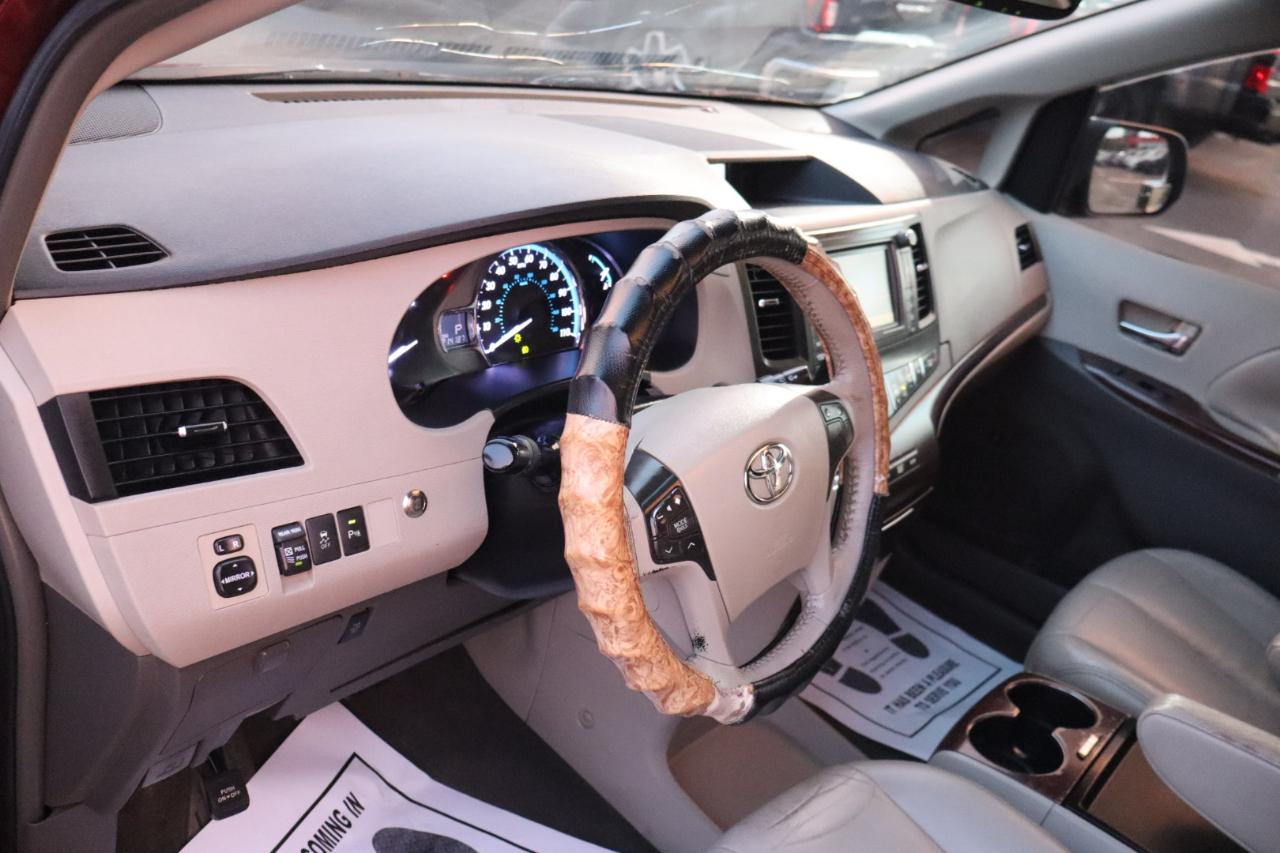 Toyota Sienna 5dr 7-Pass Van V6 XLE AAS FWD (Natl) 2011