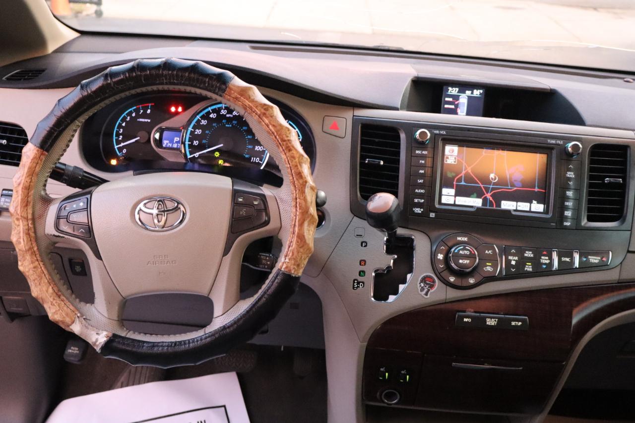 Toyota Sienna 5dr 7-Pass Van V6 XLE AAS FWD (Natl) 2011