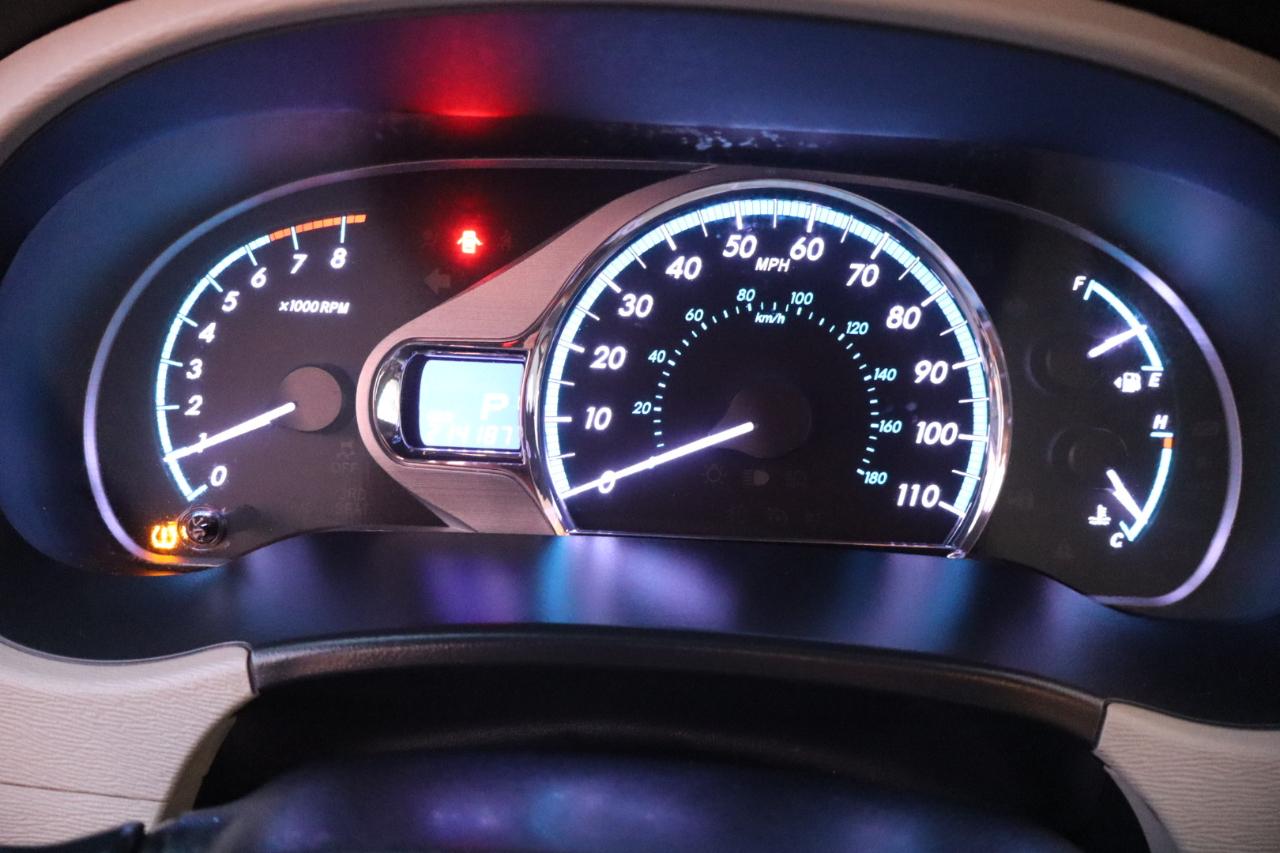 Toyota Sienna 5dr 7-Pass Van V6 XLE AAS FWD (Natl) 2011