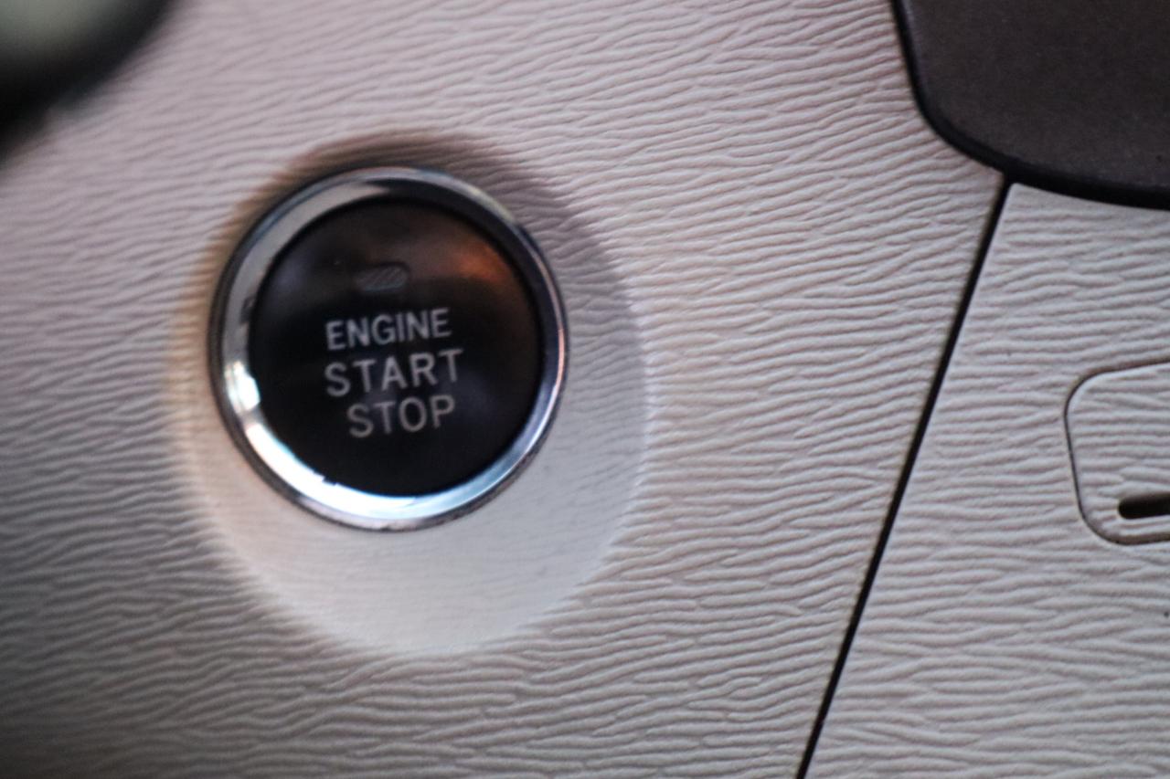 Toyota Sienna 5dr 7-Pass Van V6 XLE AAS FWD (Natl) 2011