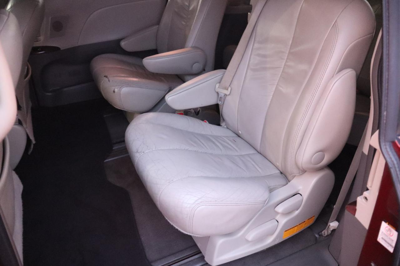 Toyota Sienna 5dr 7-Pass Van V6 XLE AAS FWD (Natl) 2011