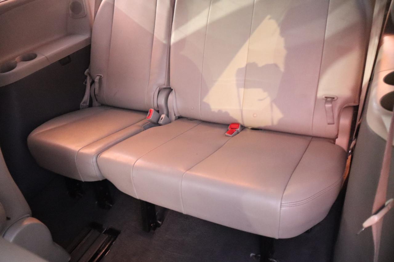 Toyota Sienna 5dr 7-Pass Van V6 XLE AAS FWD (Natl) 2011