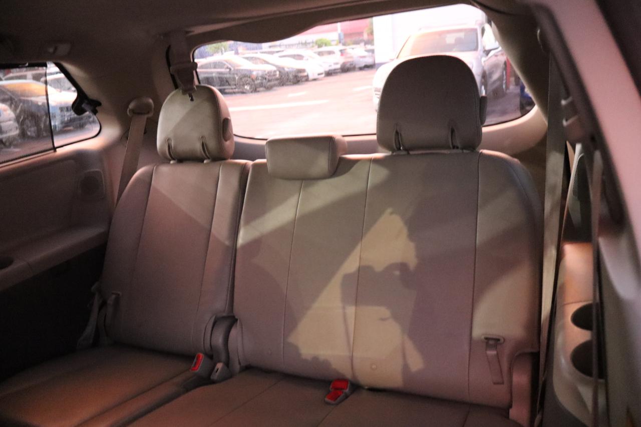 Toyota Sienna 5dr 7-Pass Van V6 XLE AAS FWD (Natl) 2011