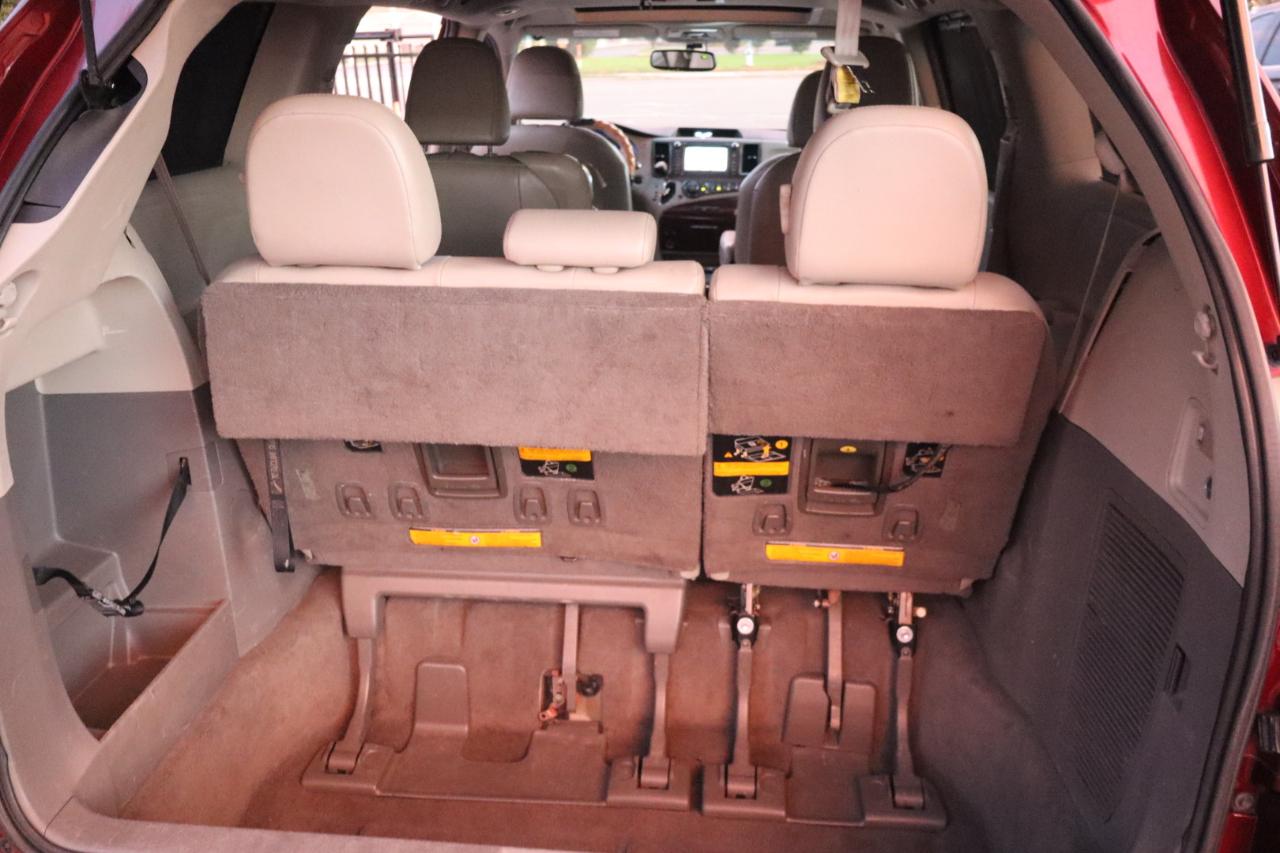 Toyota Sienna 5dr 7-Pass Van V6 XLE AAS FWD (Natl) 2011