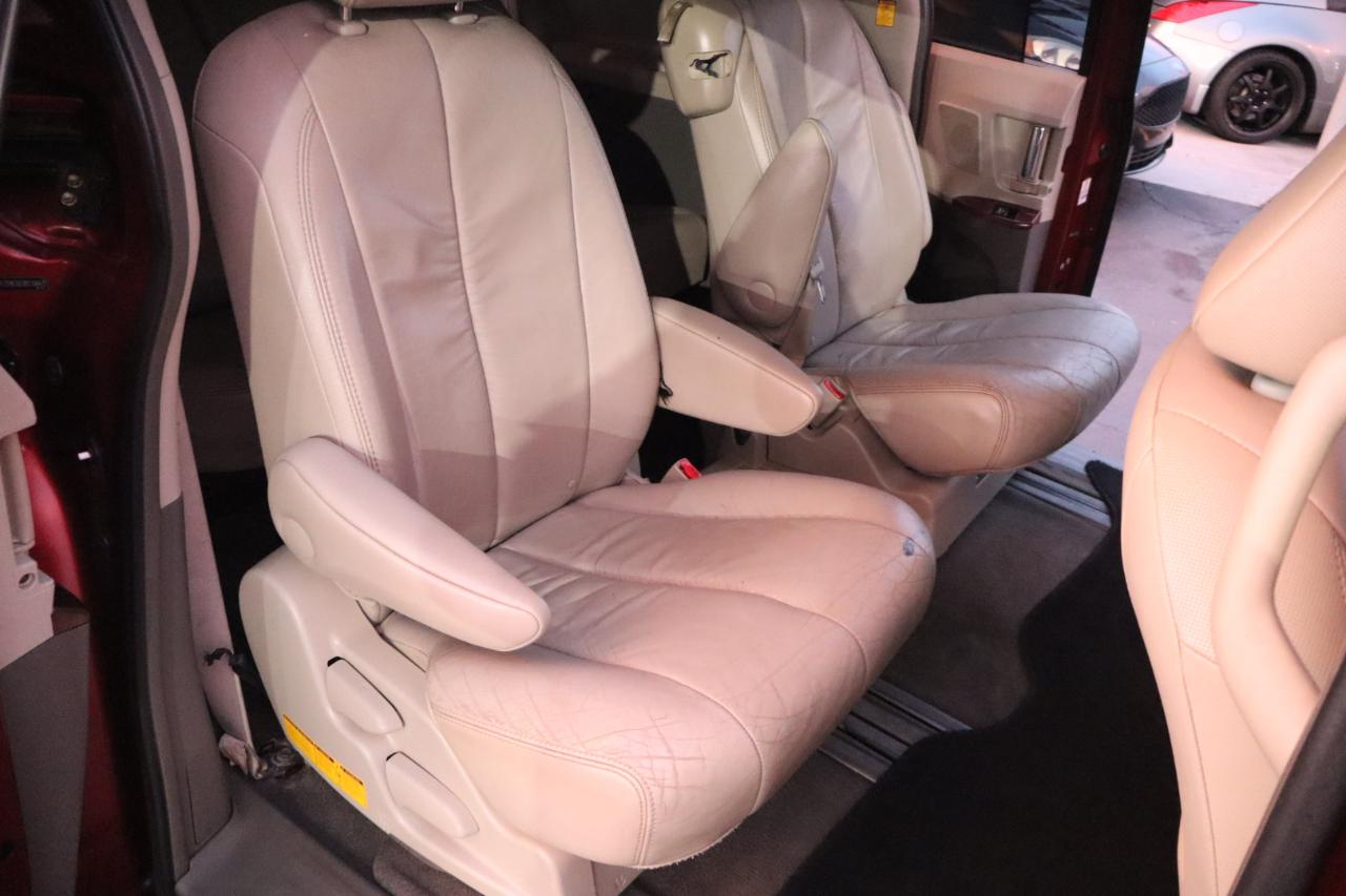 Toyota Sienna 5dr 7-Pass Van V6 XLE AAS FWD (Natl) 2011