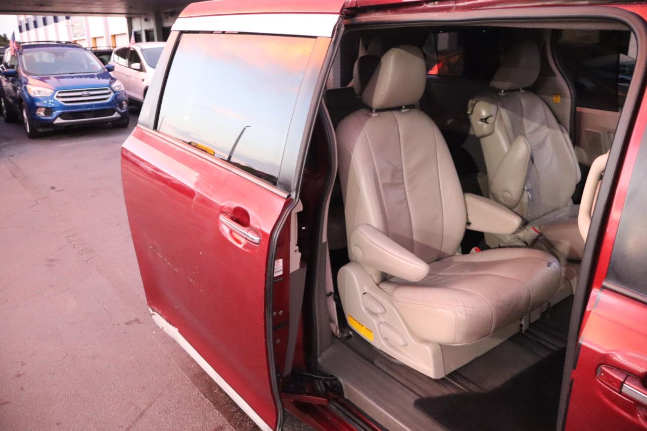 Toyota Sienna 5dr 7-Pass Van V6 XLE AAS FWD (Natl) 2011