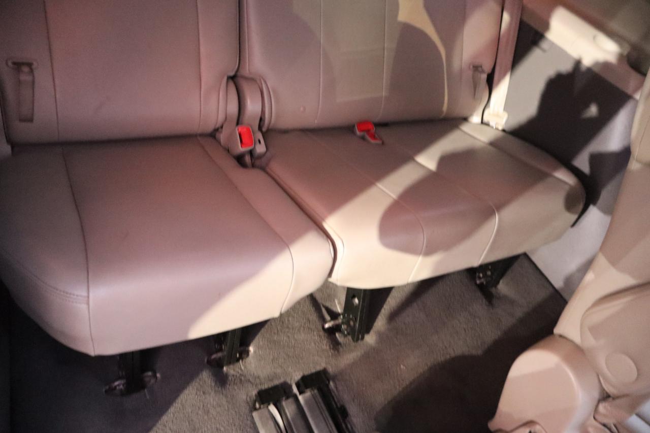 Toyota Sienna 5dr 7-Pass Van V6 XLE AAS FWD (Natl) 2011