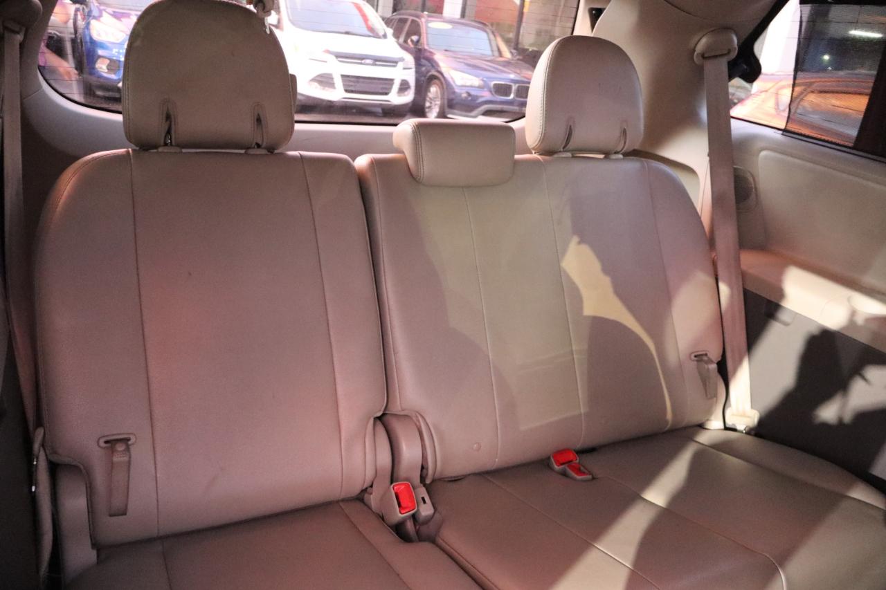 Toyota Sienna 5dr 7-Pass Van V6 XLE AAS FWD (Natl) 2011