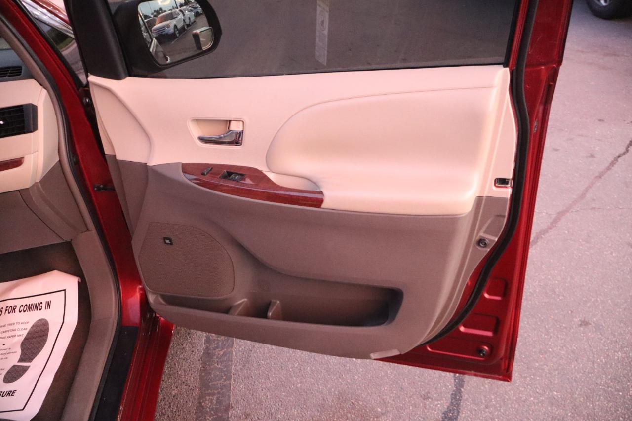 Toyota Sienna 5dr 7-Pass Van V6 XLE AAS FWD (Natl) 2011