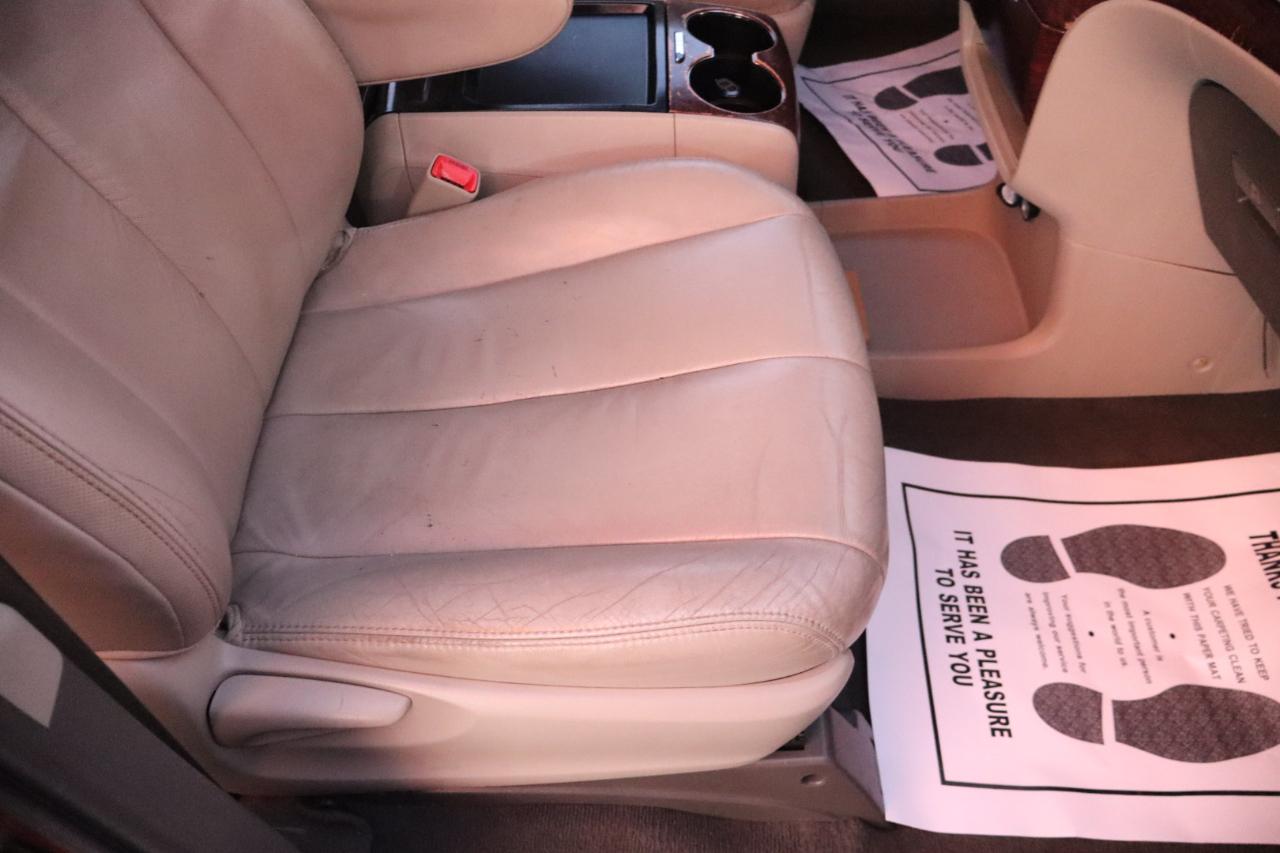 Toyota Sienna 5dr 7-Pass Van V6 XLE AAS FWD (Natl) 2011