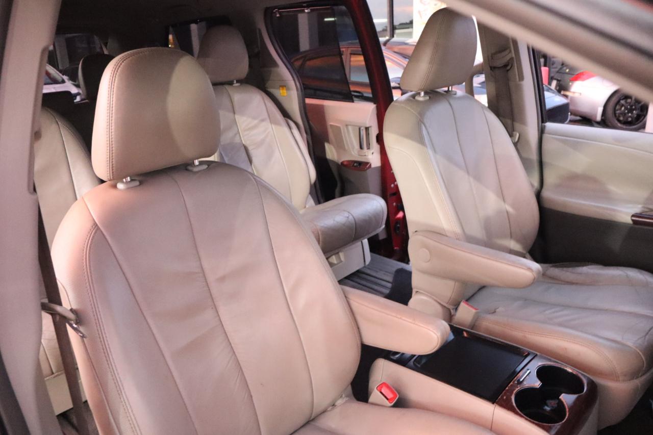 Toyota Sienna 5dr 7-Pass Van V6 XLE AAS FWD (Natl) 2011