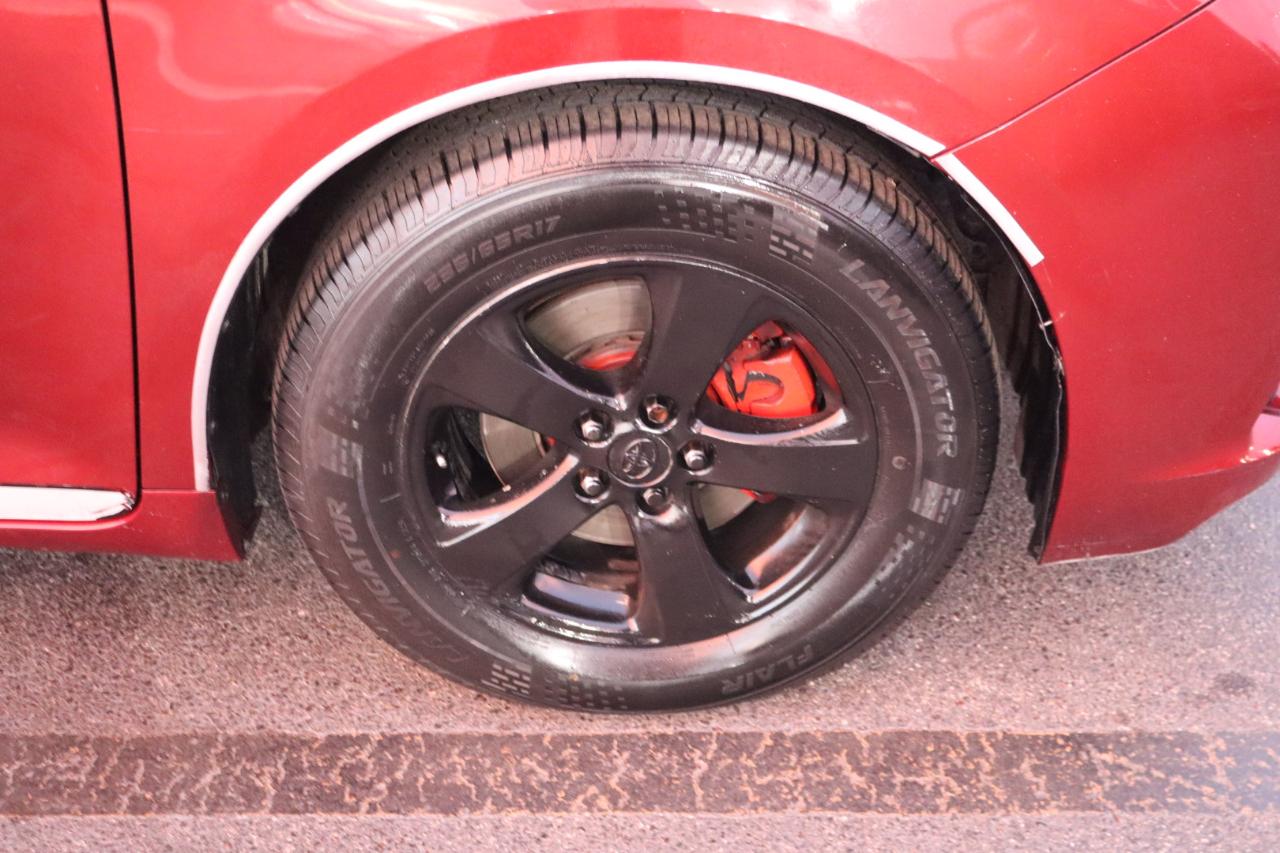 Toyota Sienna 5dr 7-Pass Van V6 XLE AAS FWD (Natl) 2011