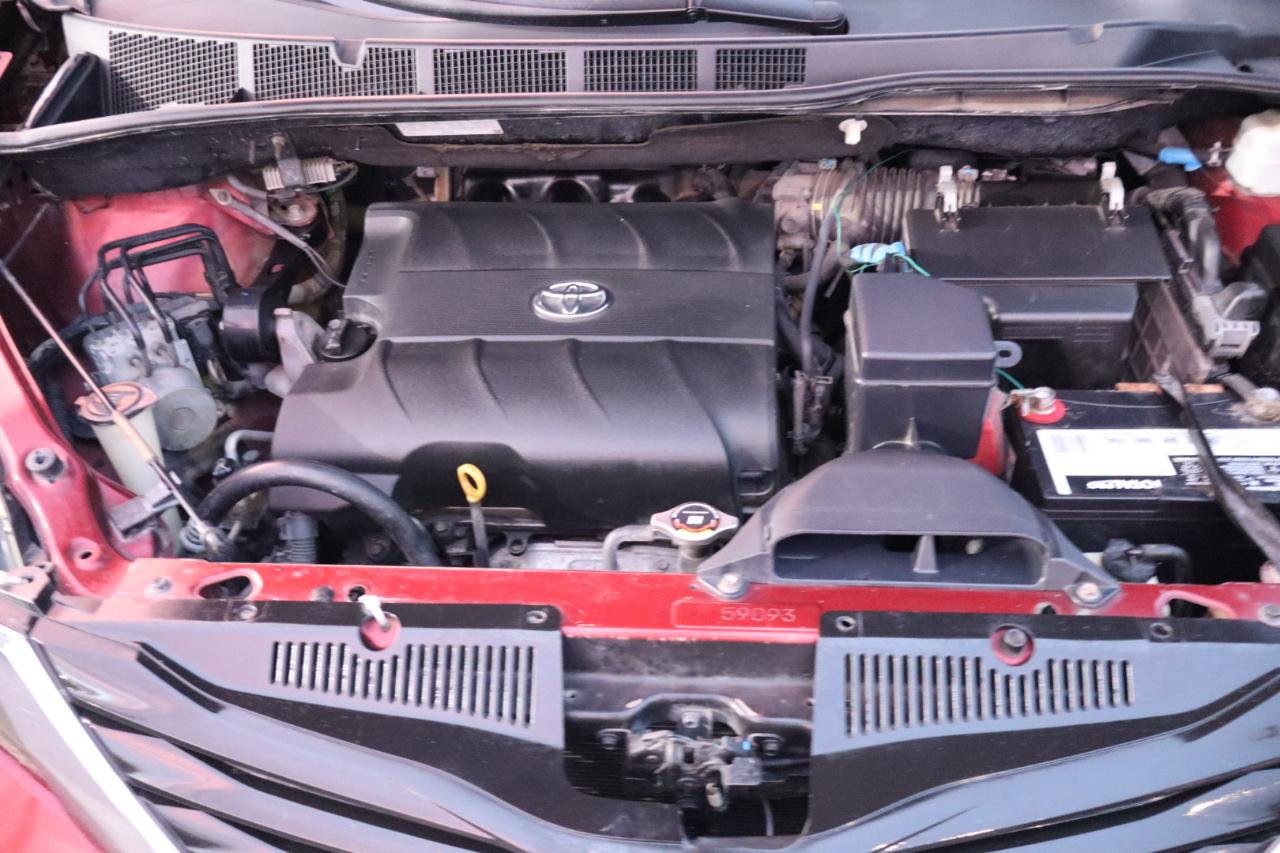 Toyota Sienna 5dr 7-Pass Van V6 XLE AAS FWD (Natl) 2011
