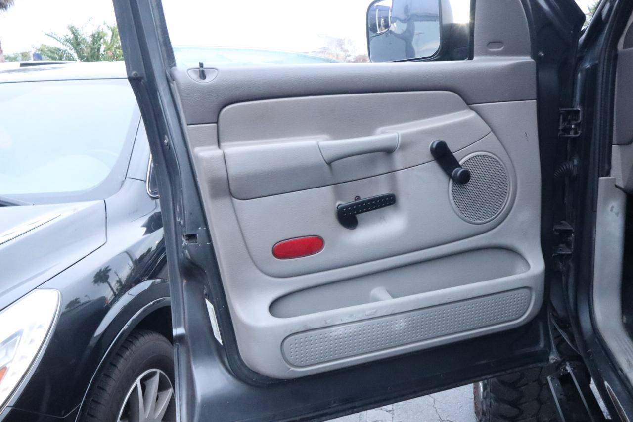 Dodge Ram 2500 4dr Quad Cab 140.5" WB 4WD ST 2004