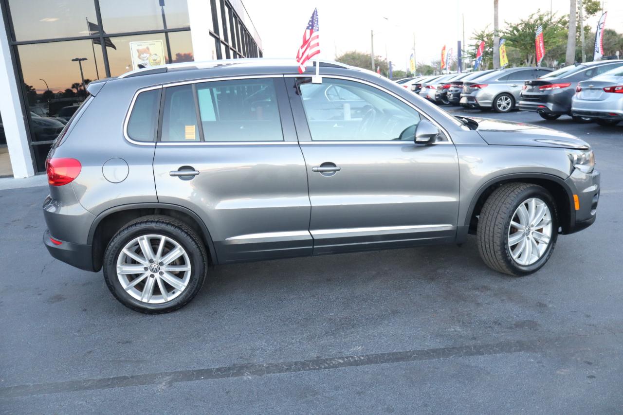 Volkswagen Tiguan 2WD 4dr Auto SE w/Sunroof & Nav 2013