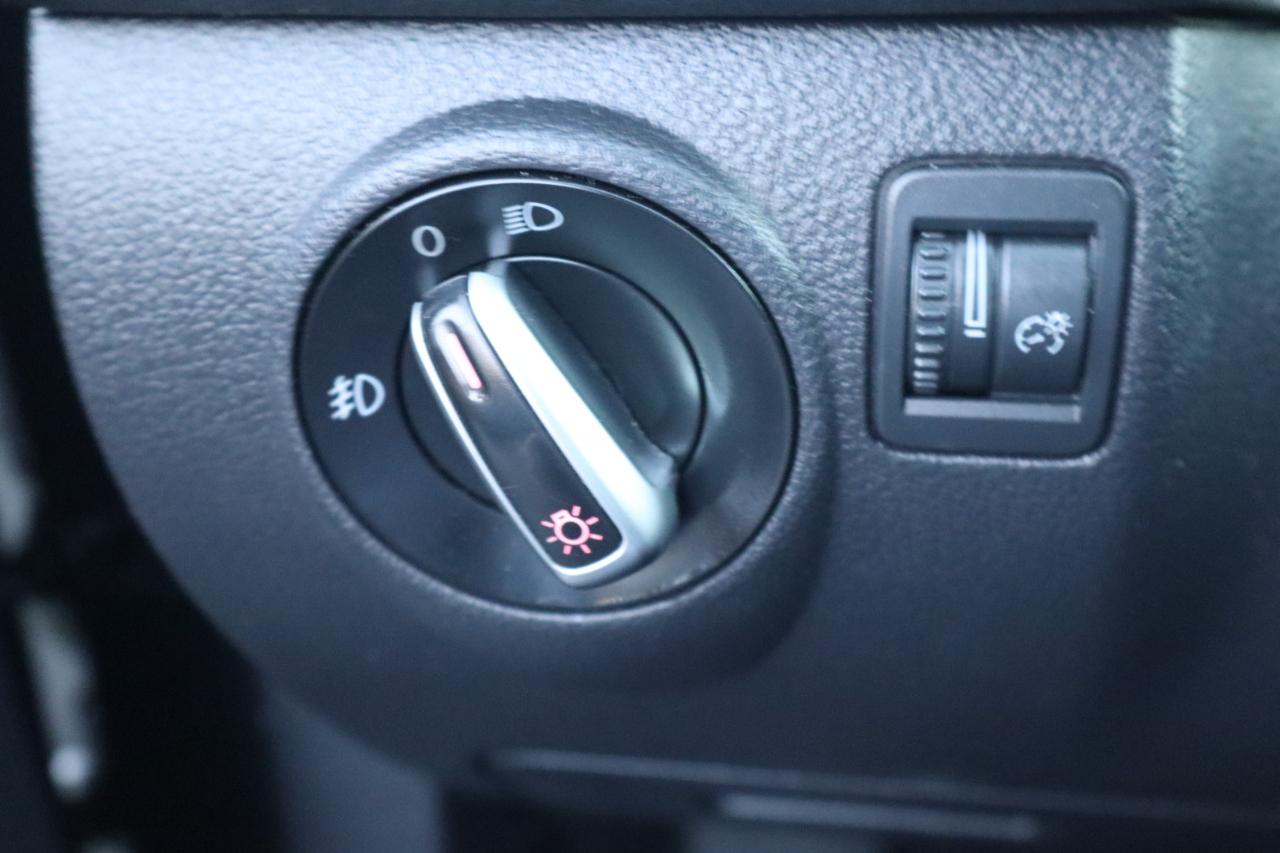 Volkswagen Tiguan 2WD 4dr Auto SE w/Sunroof & Nav 2013