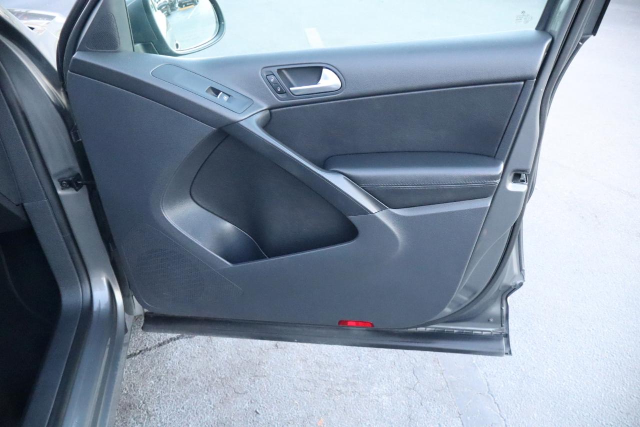 Volkswagen Tiguan 2WD 4dr Auto SE w/Sunroof & Nav 2013