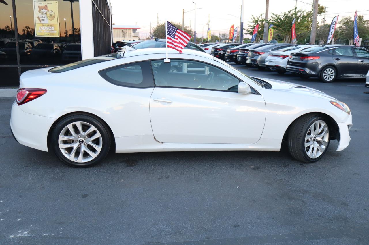 Hyundai Genesis Coupe 2dr I4 2.0T Man 2013