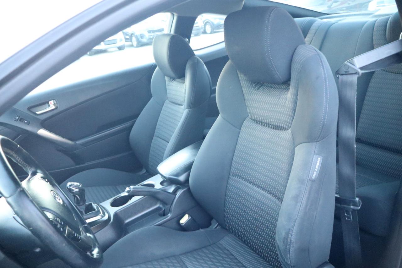 Hyundai Genesis Coupe 2dr I4 2.0T Man 2013