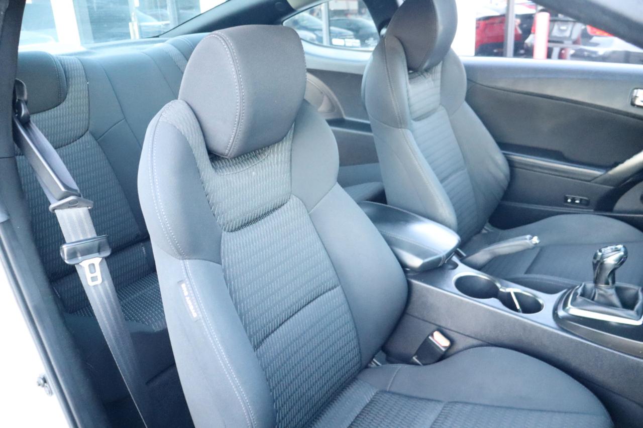 Hyundai Genesis Coupe 2dr I4 2.0T Man 2013