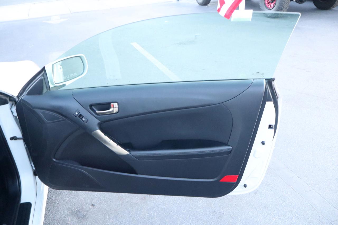 Hyundai Genesis Coupe 2dr I4 2.0T Man 2013
