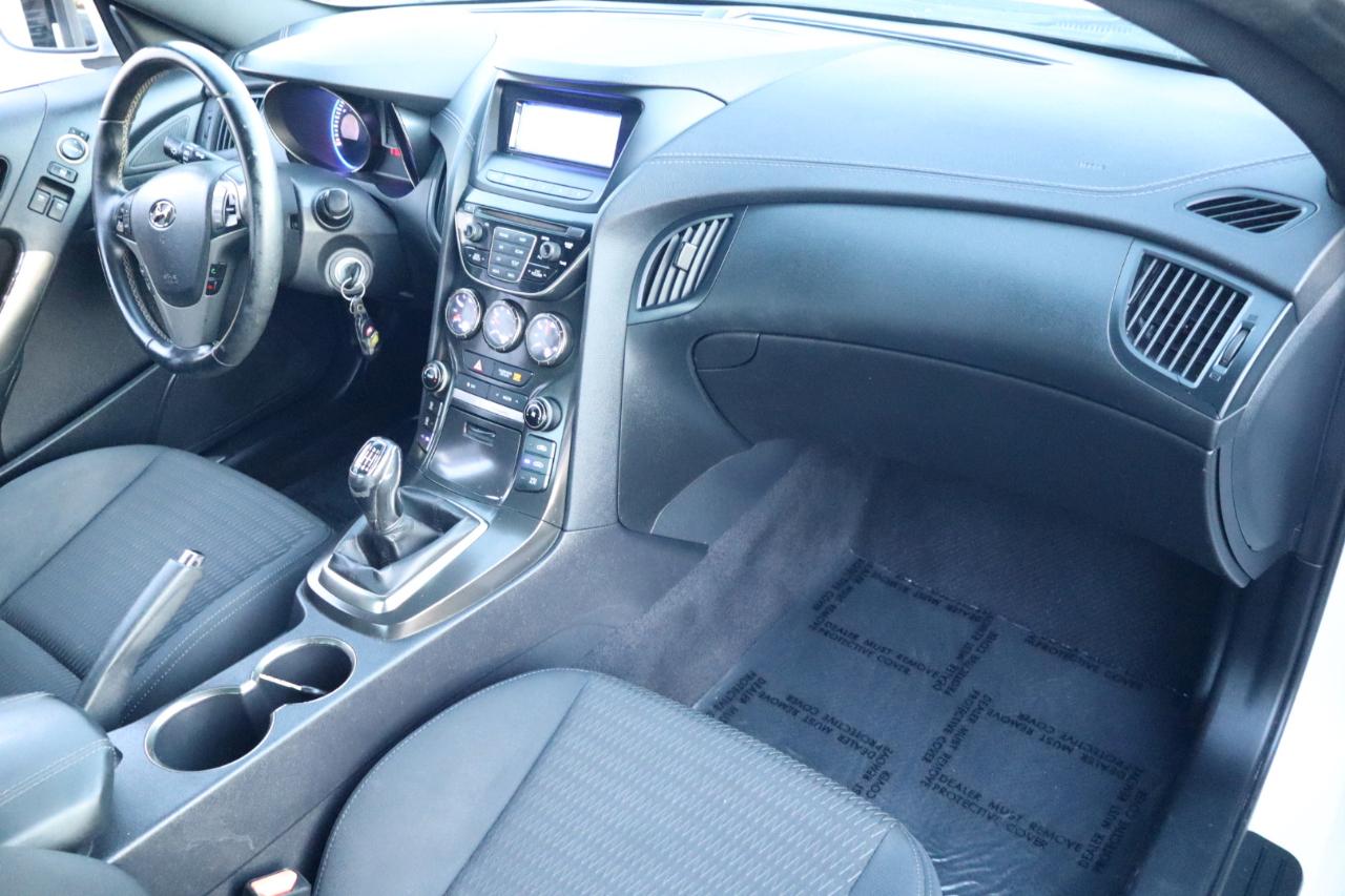 Hyundai Genesis Coupe 2dr I4 2.0T Man 2013