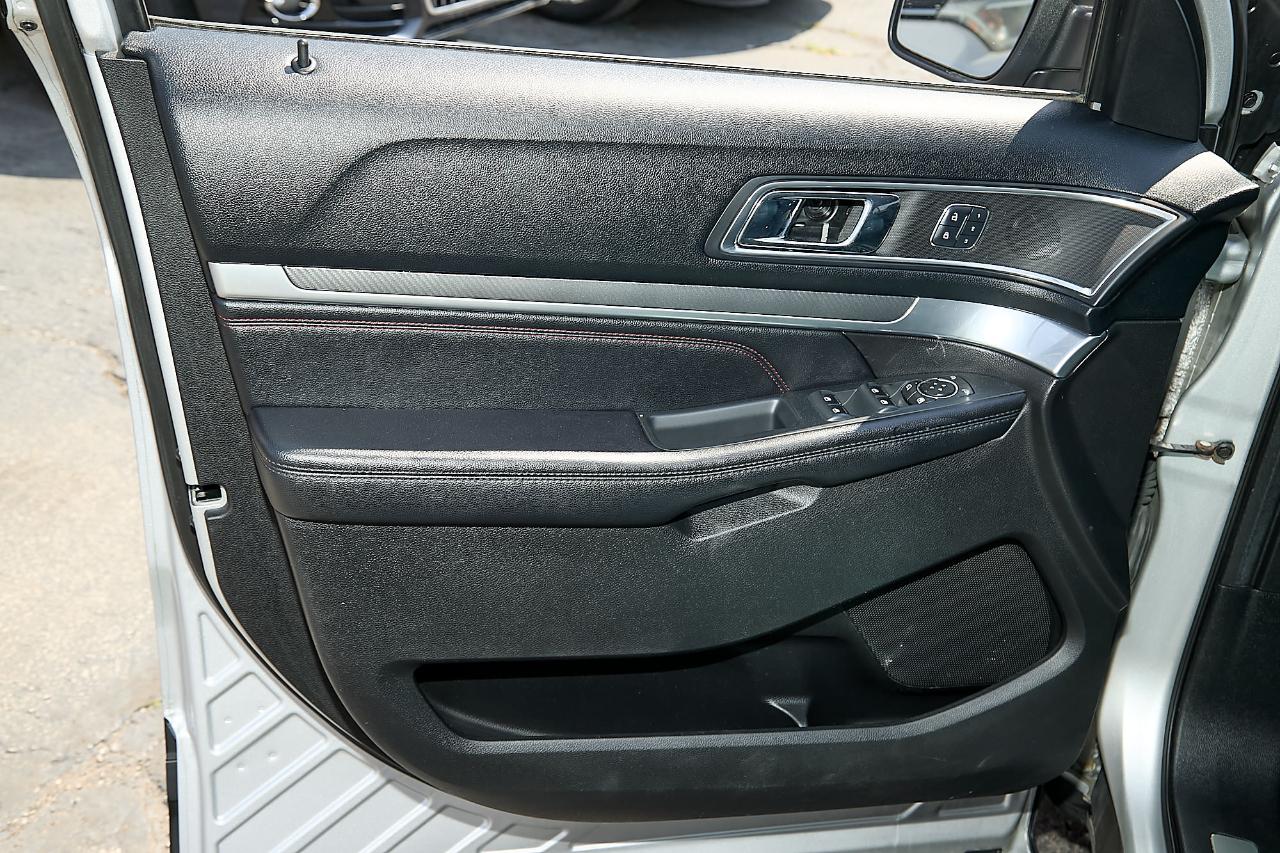 Ford Explorer photo 10
