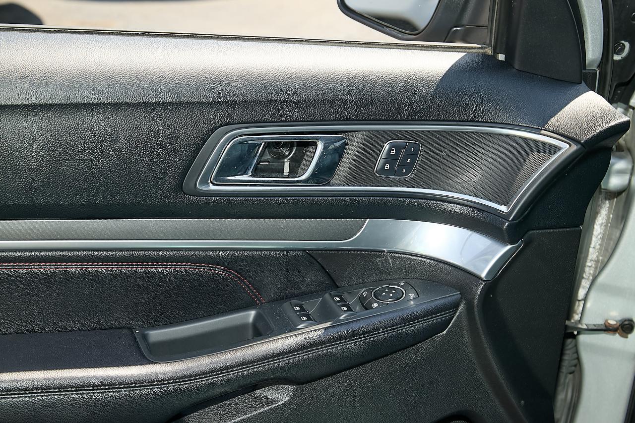 Ford Explorer photo 11