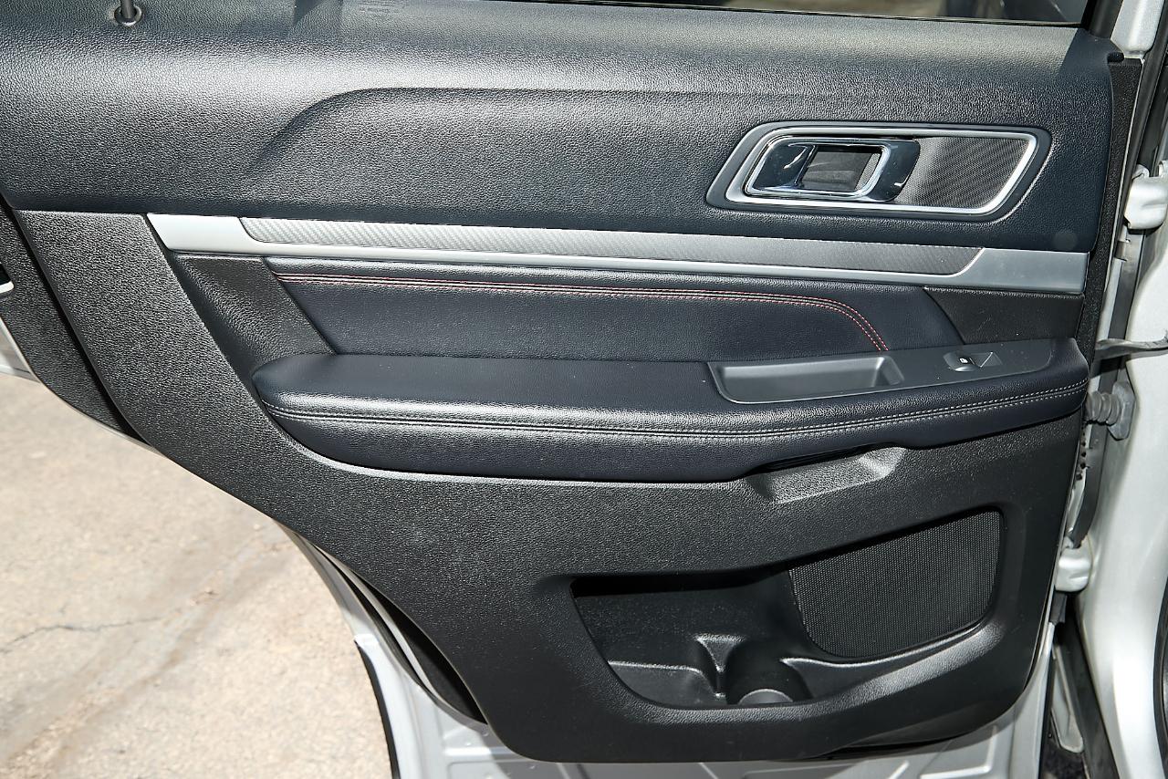 Ford Explorer photo 19