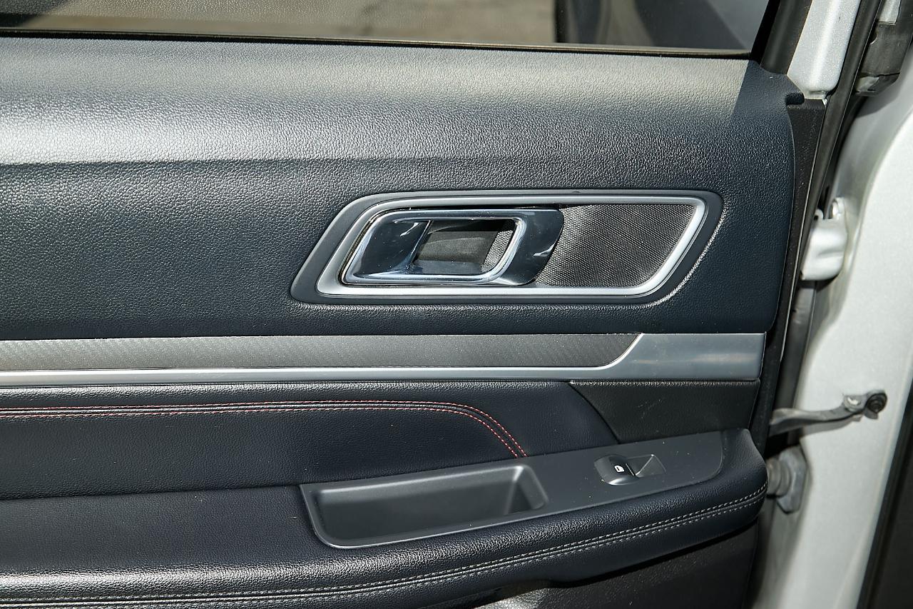 Ford Explorer photo 20
