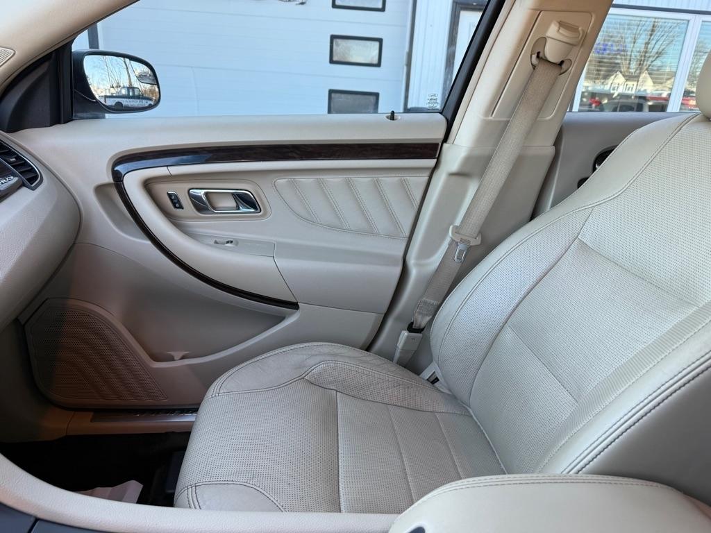 Ford Taurus Limited FWD 2015