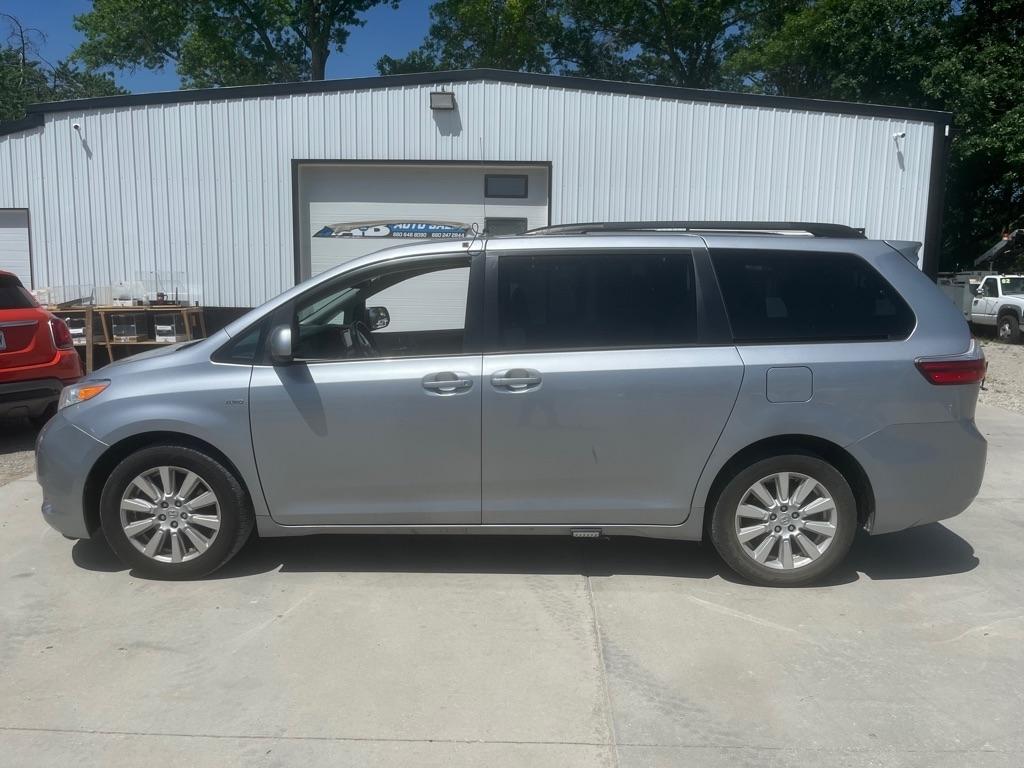 Toyota Sienna LE 7-Passenger AWD 2017