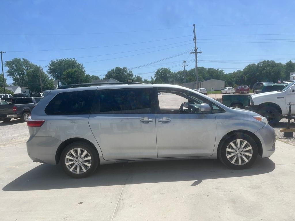 Toyota Sienna LE 7-Passenger AWD 2017