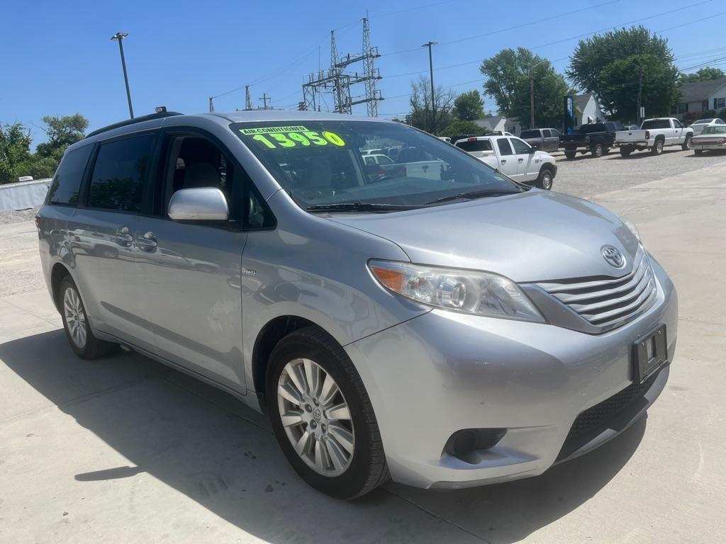 Toyota Sienna LE 7-Passenger AWD 2017