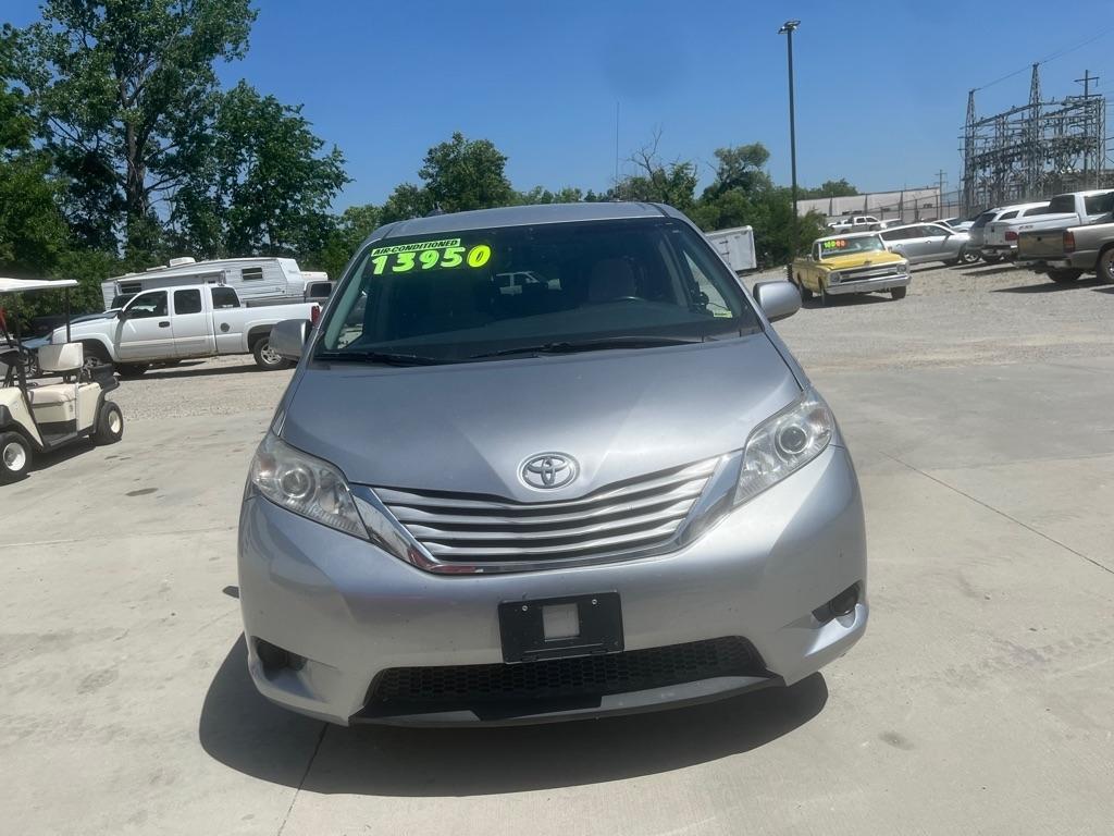 Toyota Sienna LE 7-Passenger AWD 2017