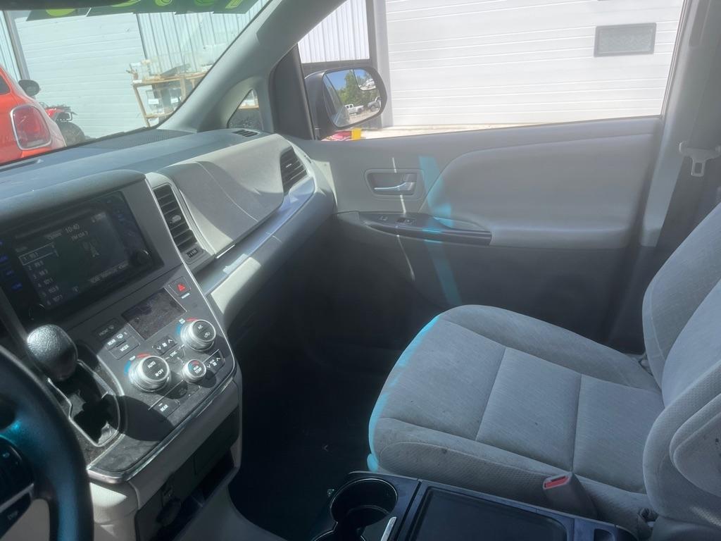 Toyota Sienna LE 7-Passenger AWD 2017