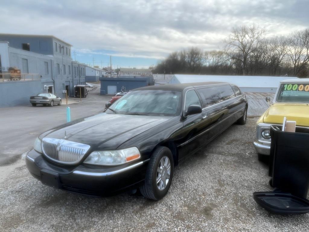 Lincoln Town Car Executive Limo 2008
